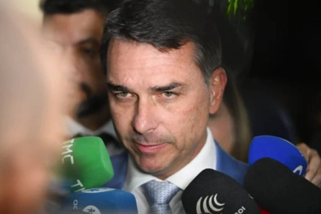 Flávio Bolsonaro disse ter se encontrado com Daniel Vorcaro para colocar "ponto final" sobre financiamento de filme
Crédito: Andressa Anholete / Agência Senado